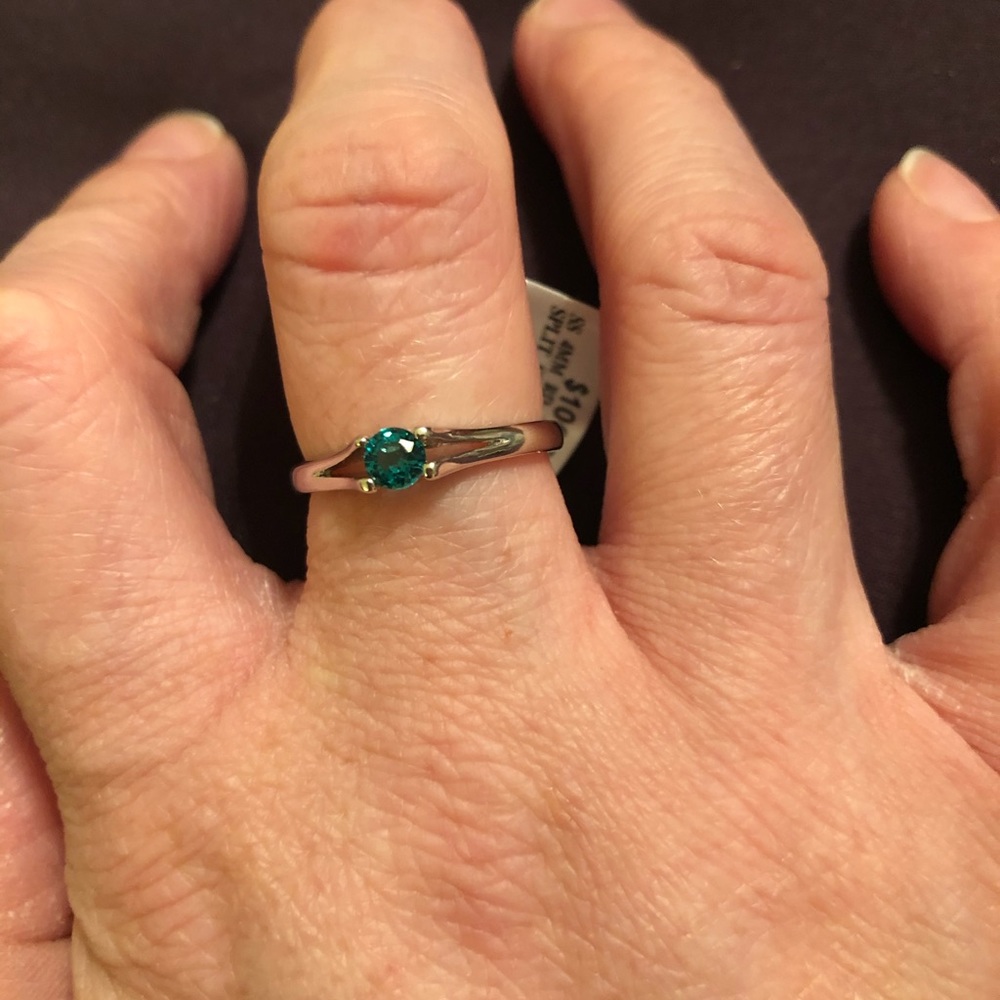 Emerald stone ring